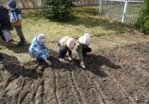 Dzieci sieją nasiona.